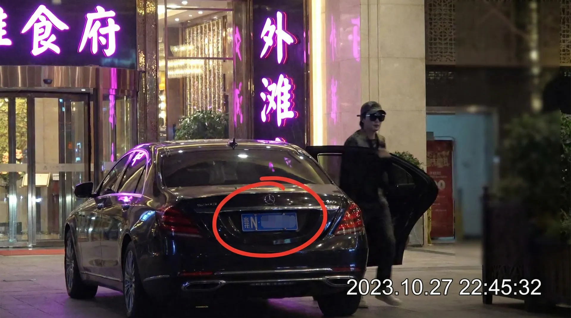 冠军体育官网 - 豪车餐厅外偷拍
